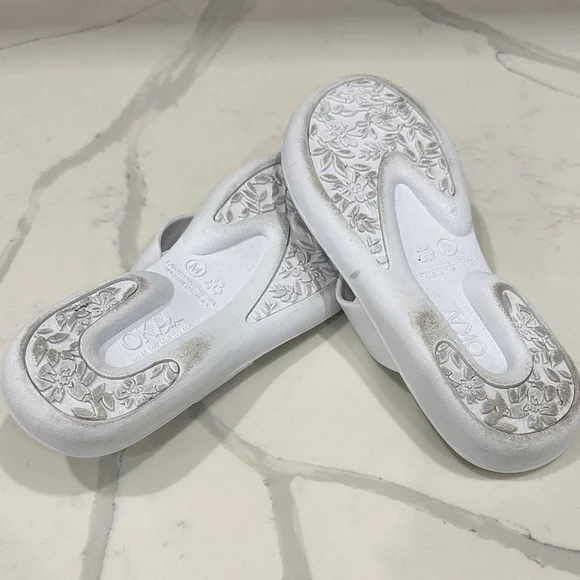 OKA b. White Sandals with Turtle Embellishments - Picture 11 of 12